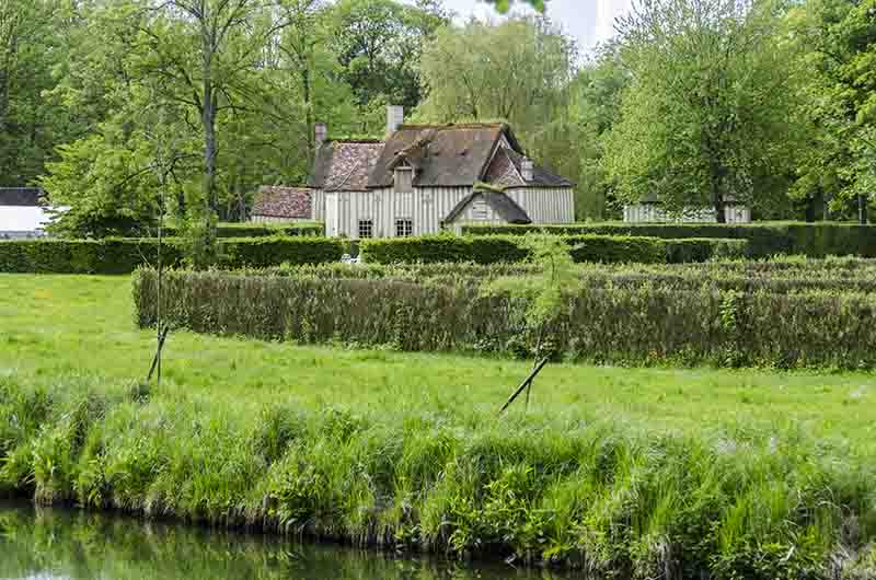 Francia - Chantilly 37 - castillo de Chantilly - jardin anglo-chino - Le Hameau.jpg